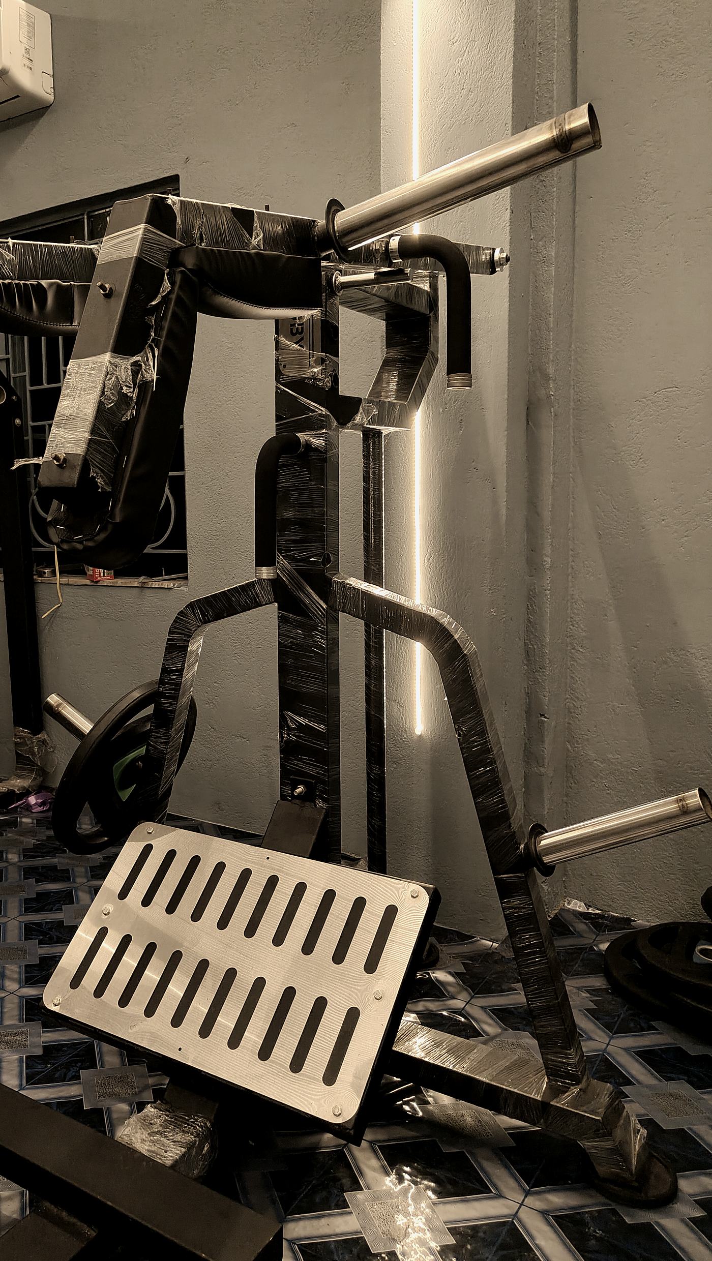 Plate-loaded hack squat machine
